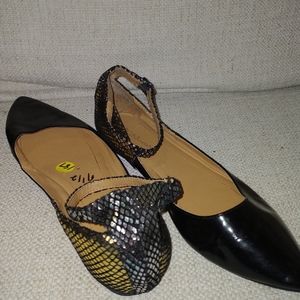 BCBG Flat ankle tie